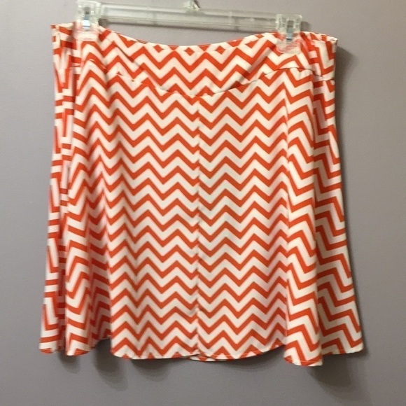 FRANCESCA’S chevron orange/white mini skirt side zip size Large - Picture 2 of 5